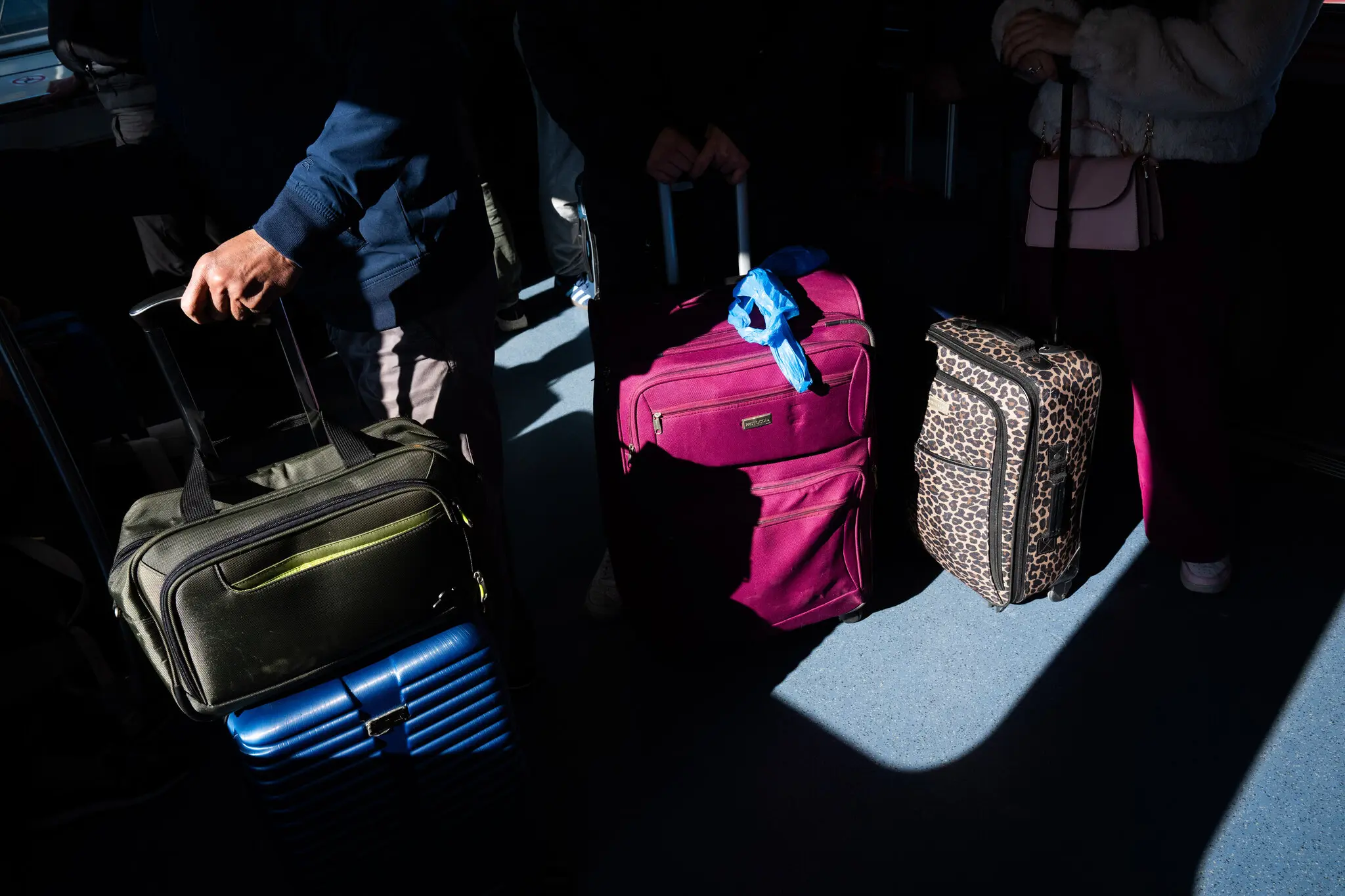 Гості Нью-Йорка на залізничному сполученні AirTrain з Ямайки, Квінс, прямують до міжнародного аеропорту Кеннеді. Деякі нью-йоркські підприємства стурбовані можливістю зменшення кількості канадських та європейських туристів.